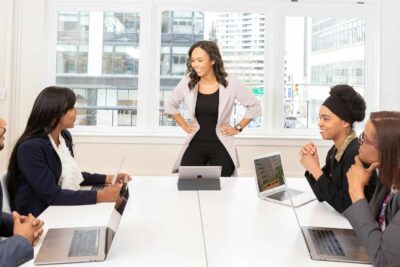 Executive MBA presencial vs. online: ¿Cuál ofrece mejor retorno de inversión (ROI)?